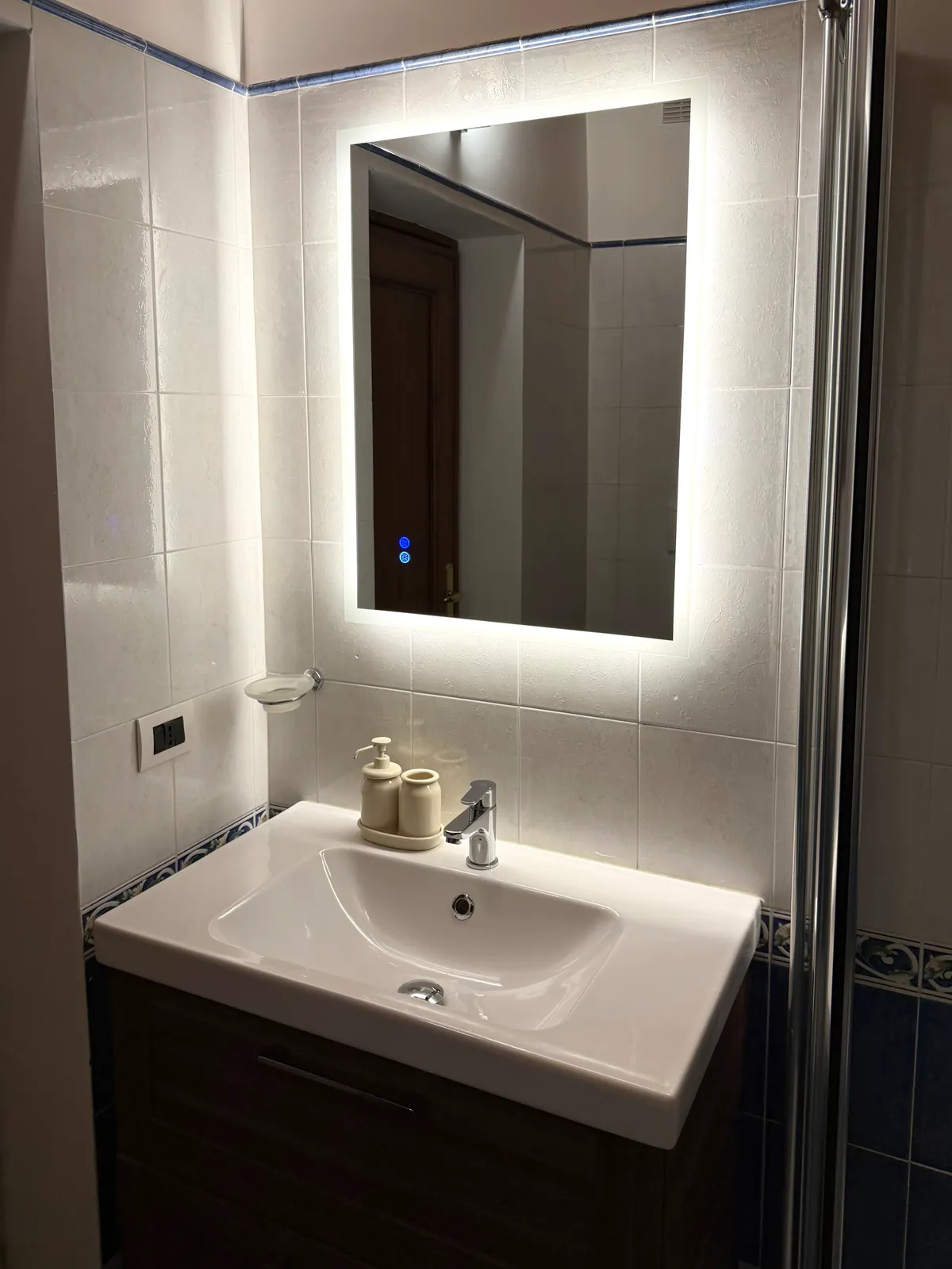 Il bagno della camera 2 con lo specchio illuminato