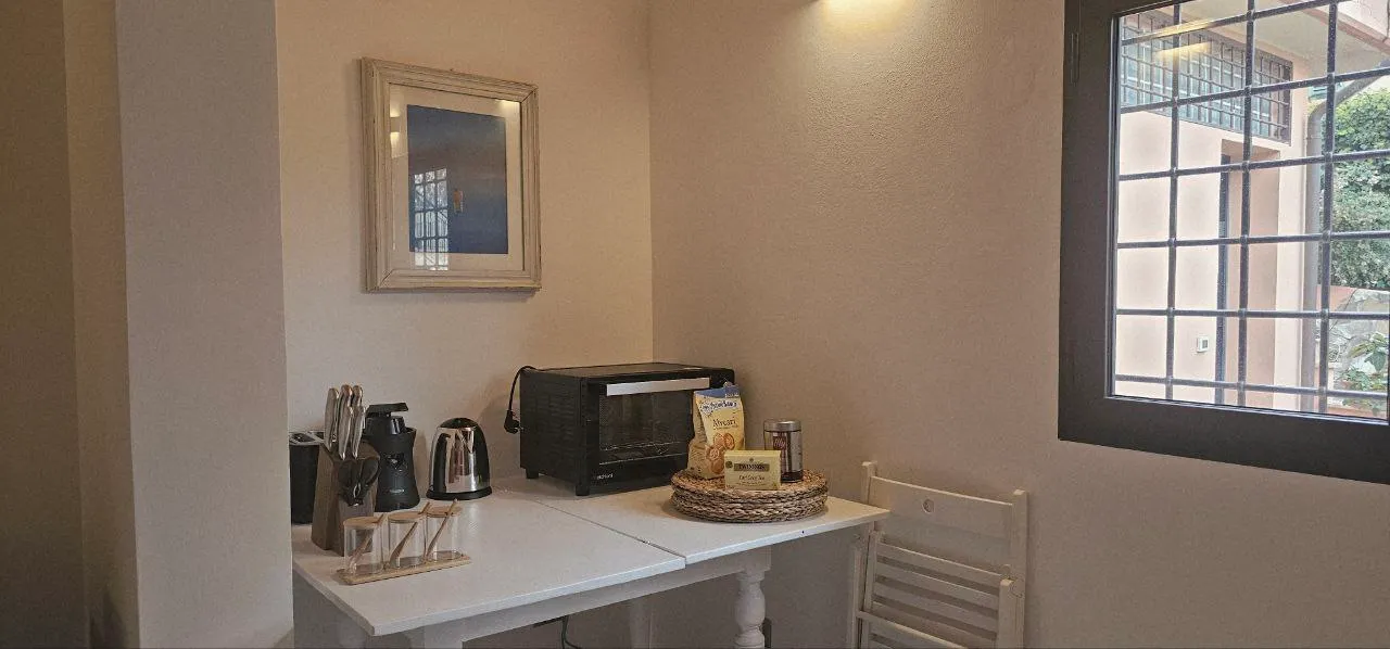 Il tavolino per la colazione con la macchina da caffè, vicino alla finestra