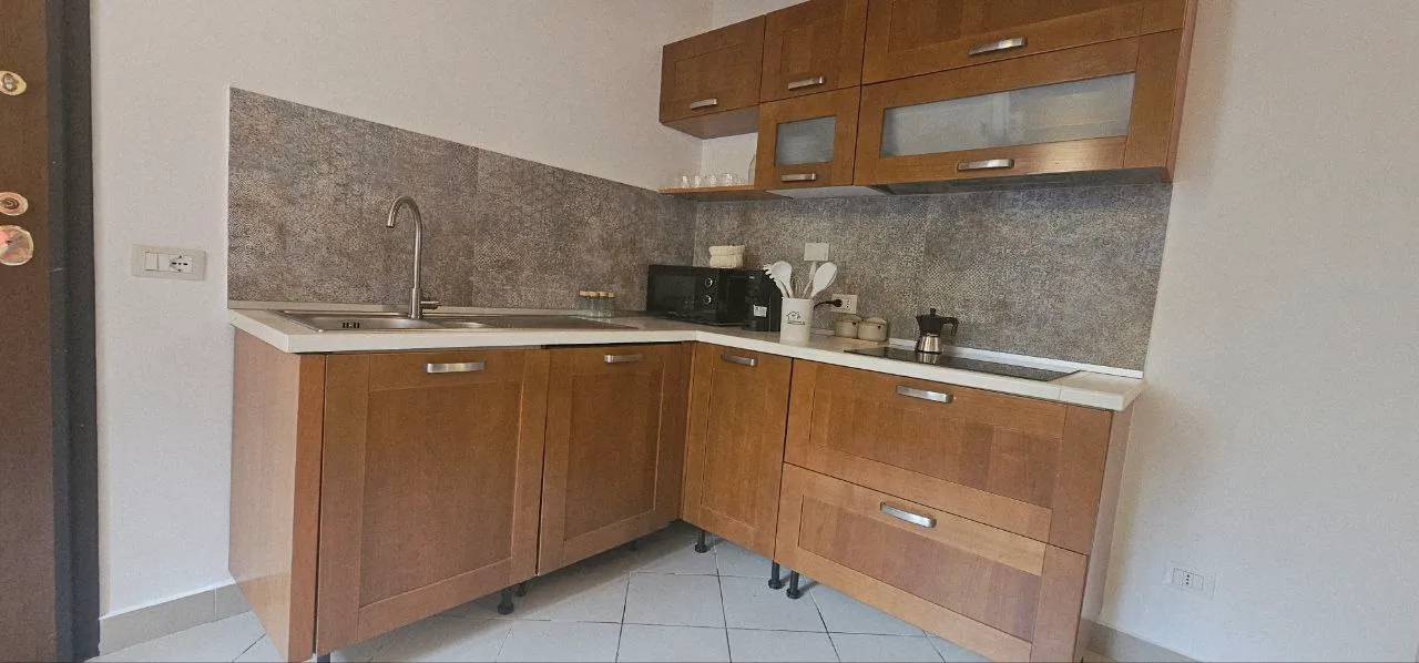 La cucina ad angolo in legno con il piano cottura
