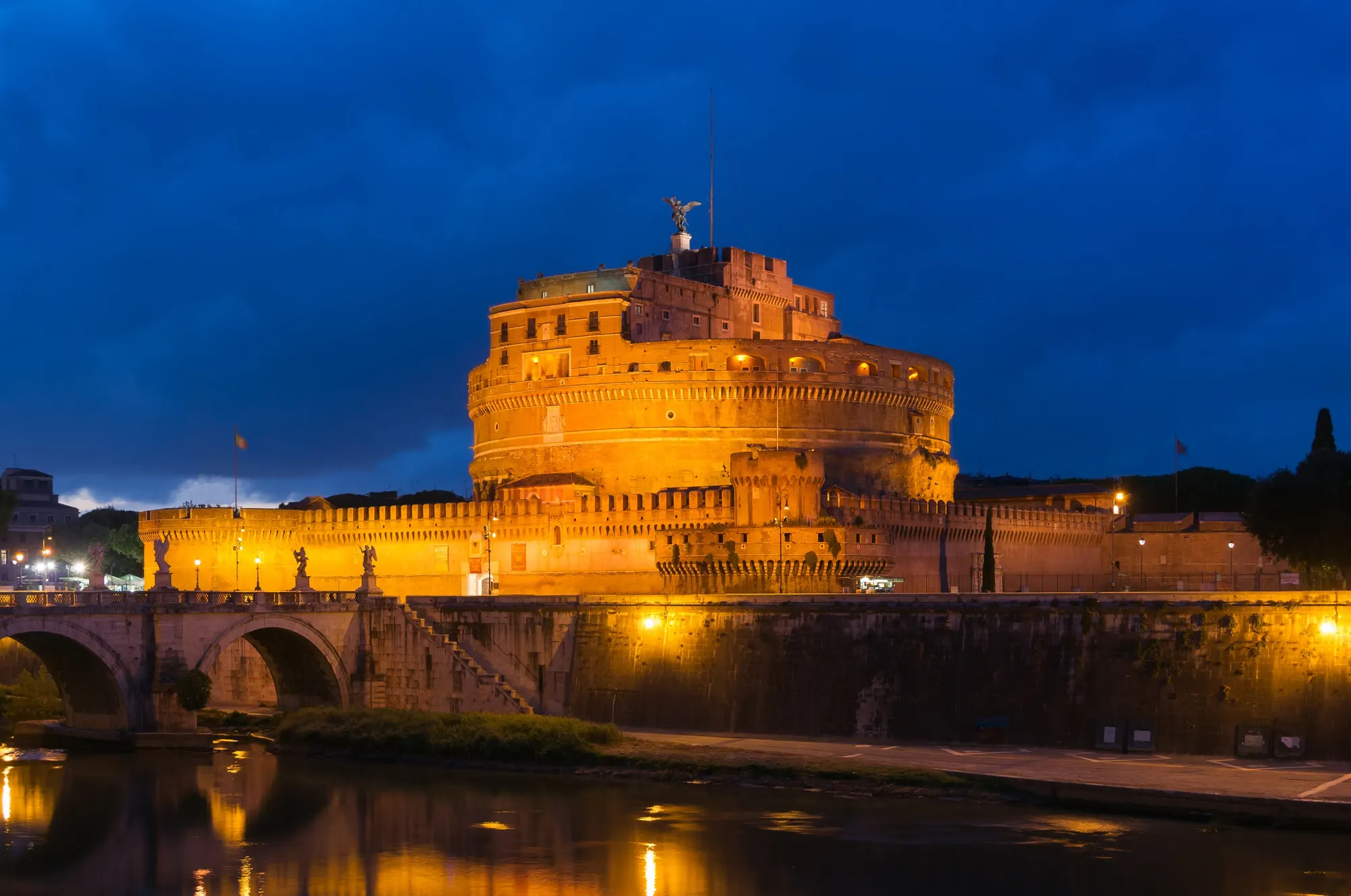 Castel Sant'Angelo illuminato al crepuscolo sul Tevere