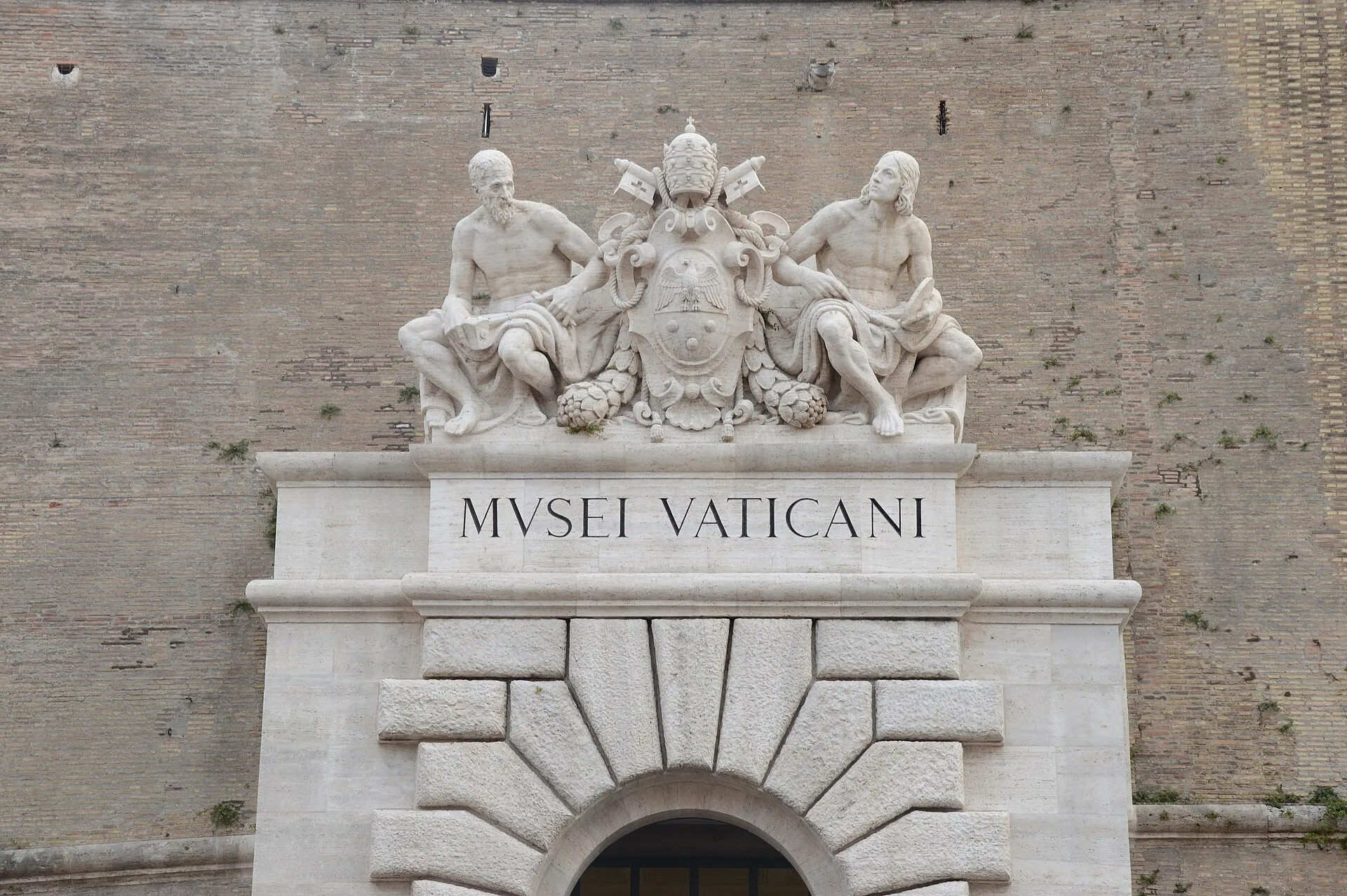 L'ingresso dei Musei Vaticani con la scritta MVSEI VATICANI